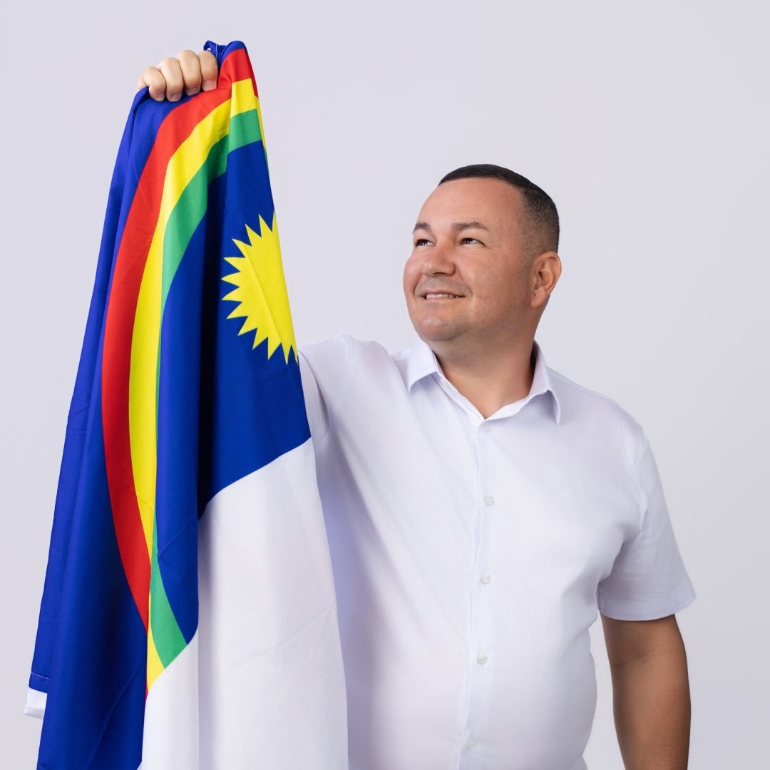 Cabo Cardoso, candidato a Deputado Estadual por Pernambuco, segurando a bandeira de Pernambuco